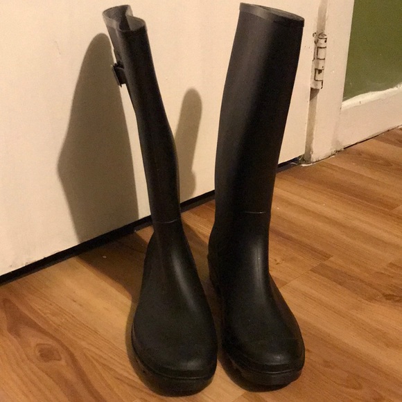 Sturdy rain boots both fashionable and convenient for you! - Picture 2 of 6